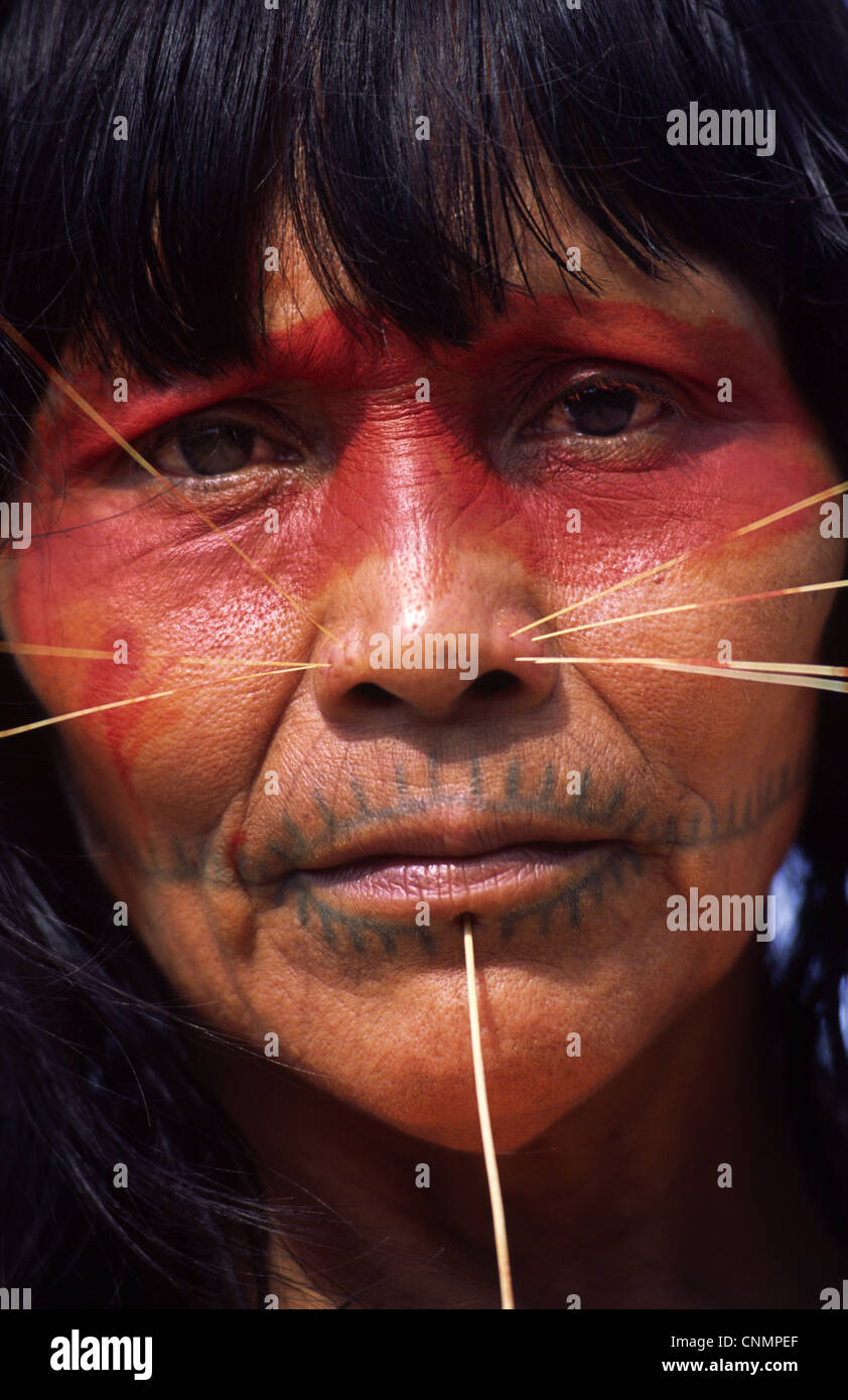 Femme de l'Matsés clan Jaguar avec tribal tatouage visage et la peinture. Chobayacu river, Province de Loreto, au Pérou. Banque D'Images