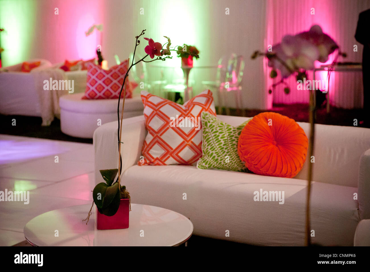 Orchid de table sur les tables et meubles à organiser un événement formel avec éclairage coloré Banque D'Images