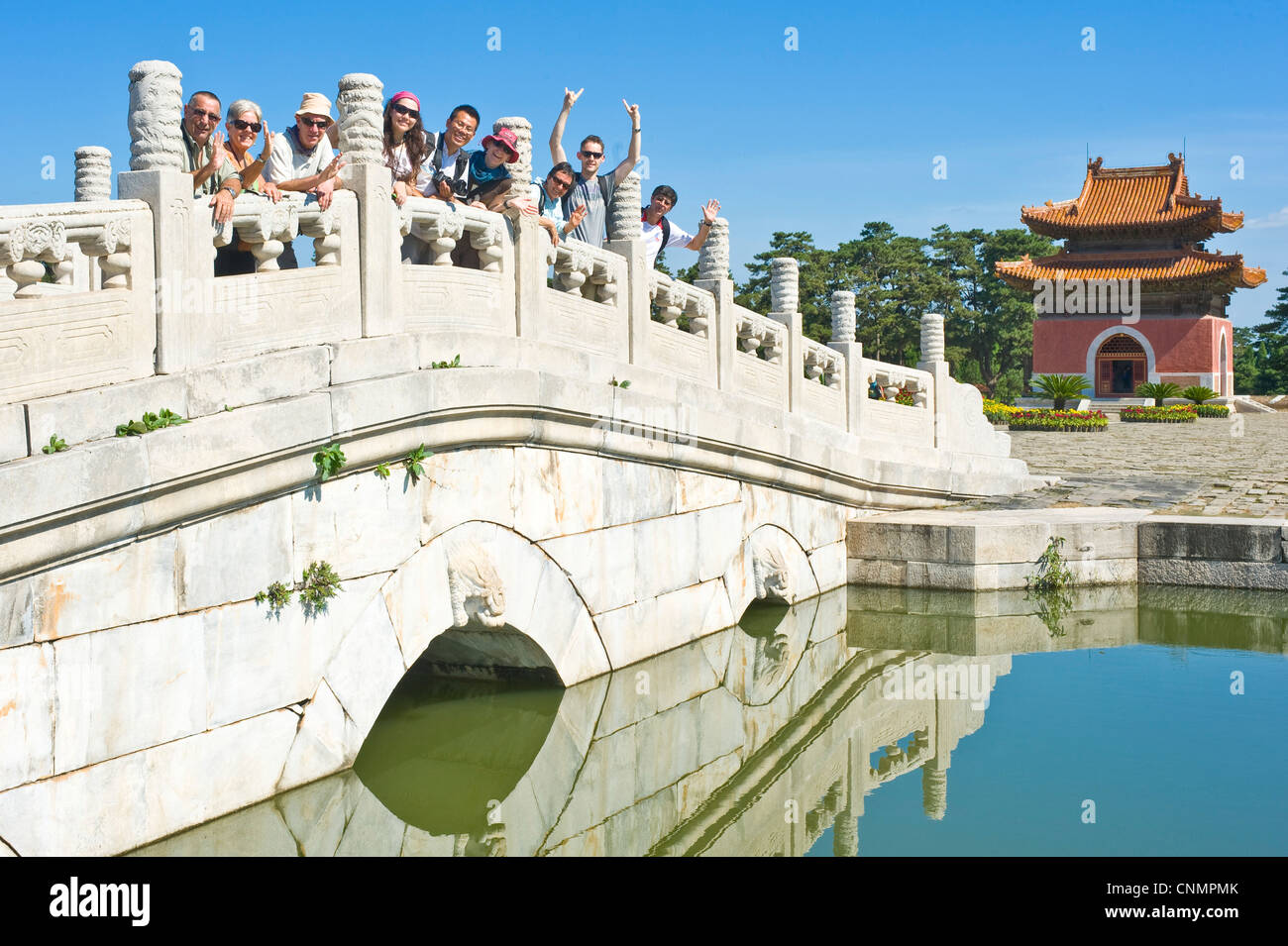 Un groupe de touristes européens sur un pont dans la cour et en face de pavillion Yuling, le tombeau de l'empereur Qianlong. Banque D'Images