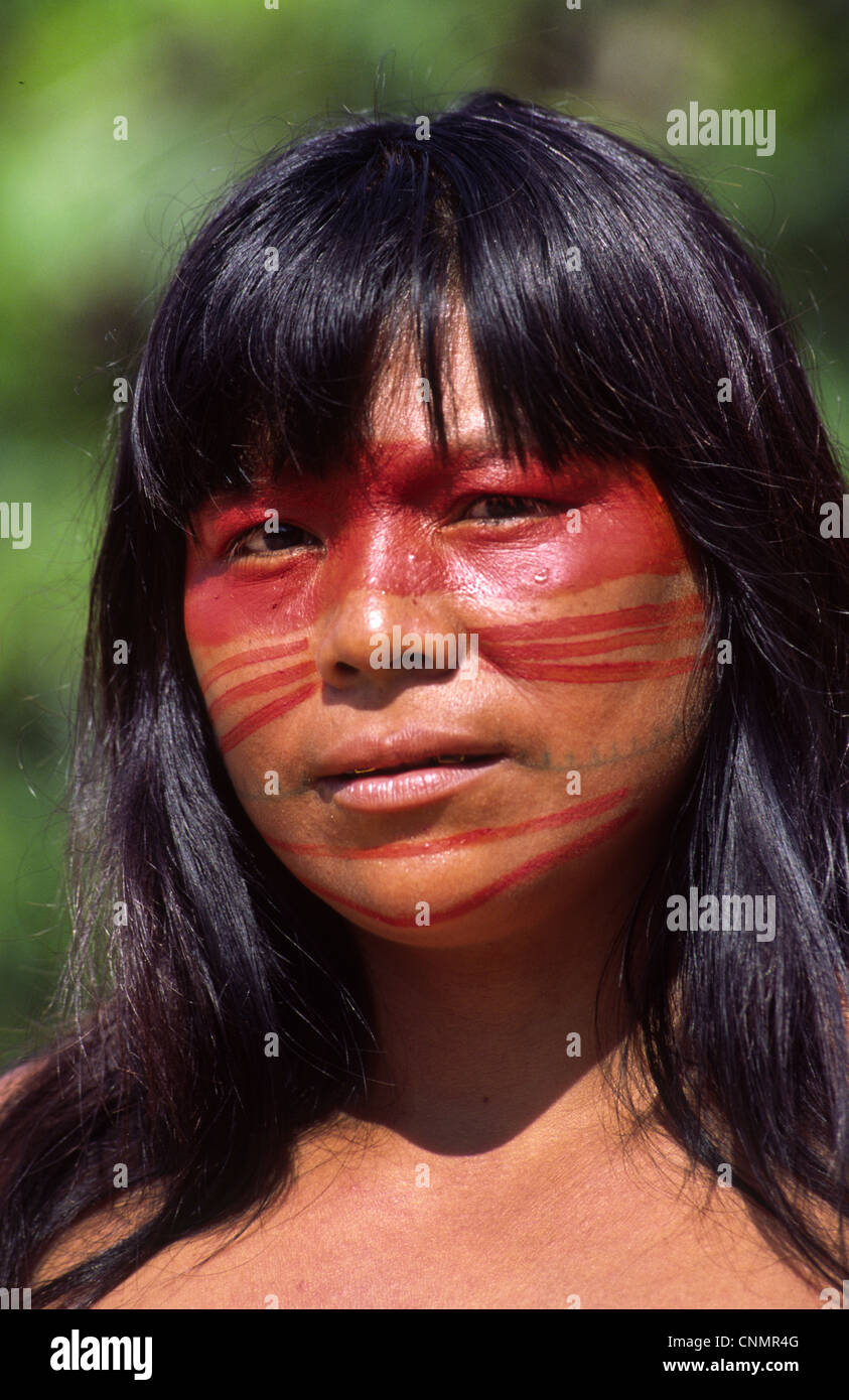 Femme Matsés avec tribal tatouage visage et la peinture. Chobayacu river, Province de Loreto, au Pérou. Banque D'Images