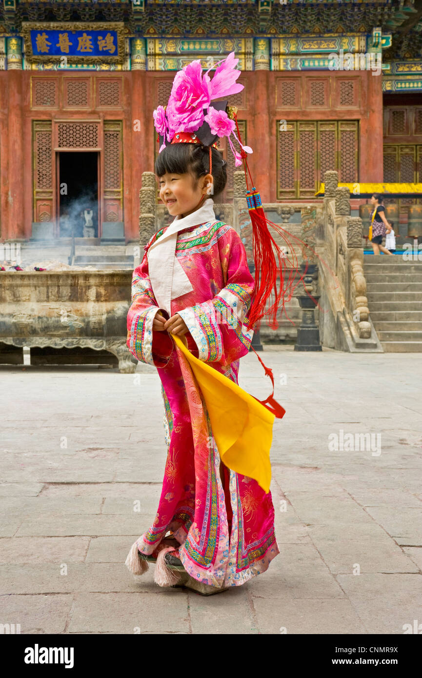 Une jeune fille en robe chinoise robe traditionnelle pour une photographie à l'Bhudist Puning Temple à Chengde. Banque D'Images