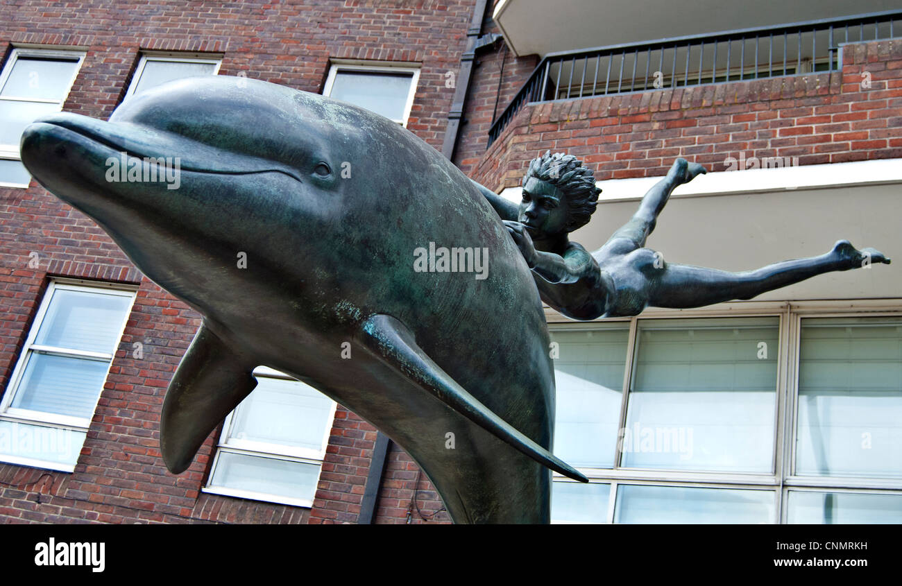 Garçon avec un dauphin par David Wynne, Chelsea, Londres Banque D'Images