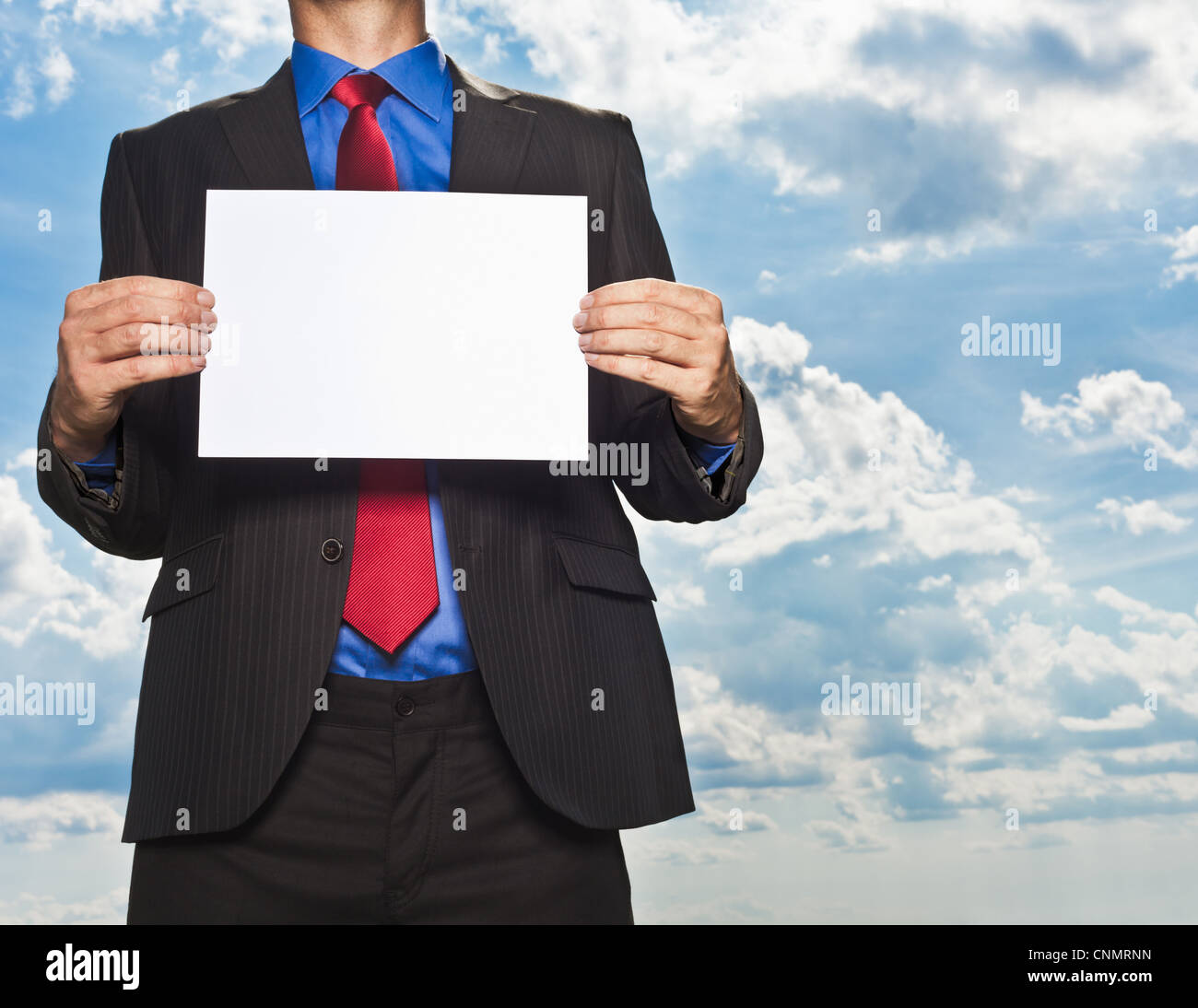 Businessman holding blank card Banque D'Images