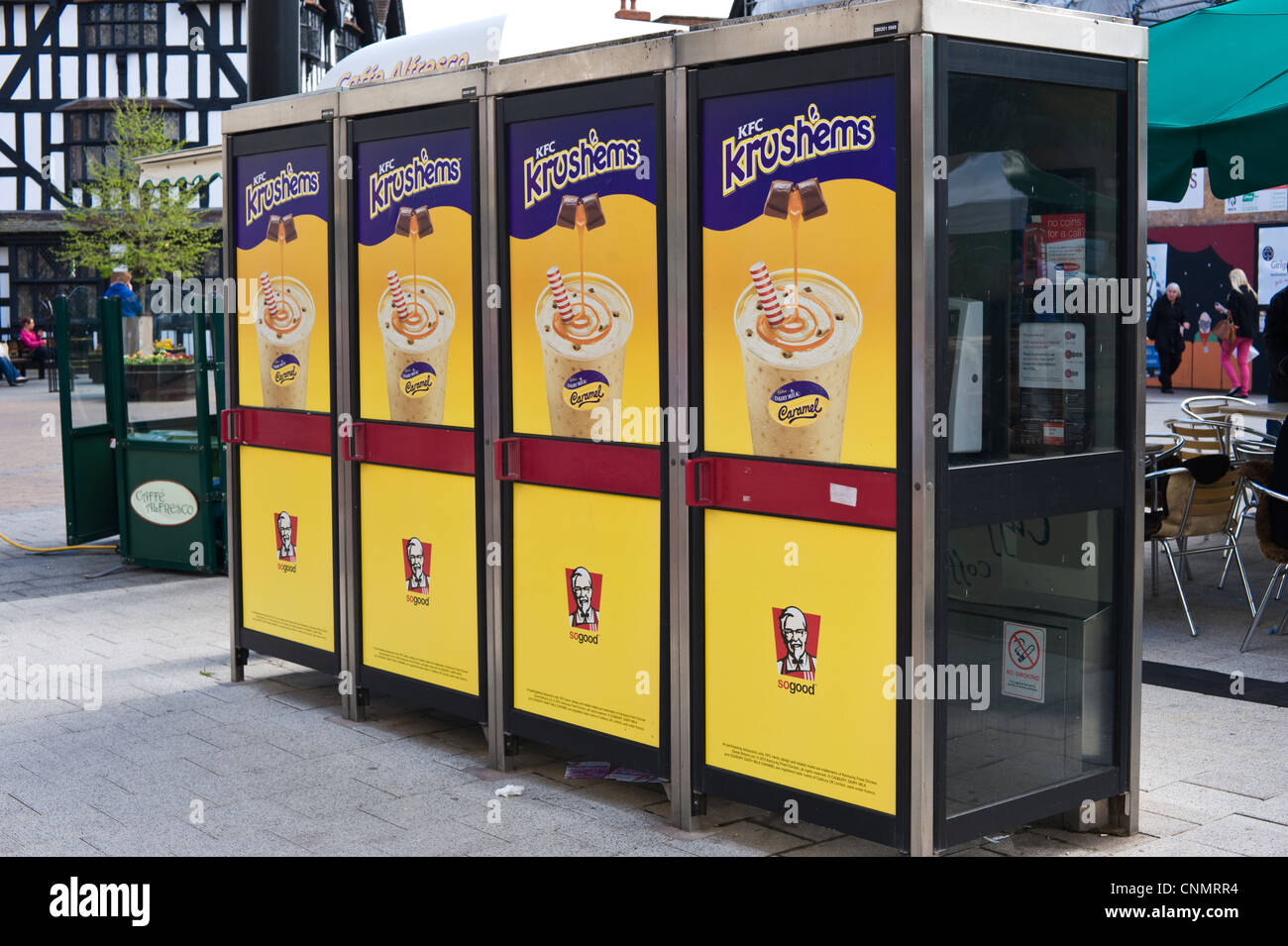 Téléphone BT boîtes avec des affiches publicitaires pour Krushems KFC dans le centre-ville de Hereford Herefordshire Angleterre UK Banque D'Images