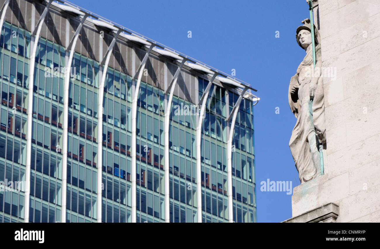 Statue de Britannia CityPoint avec en arrière-plan, Londres, Finsbury Circus Banque D'Images