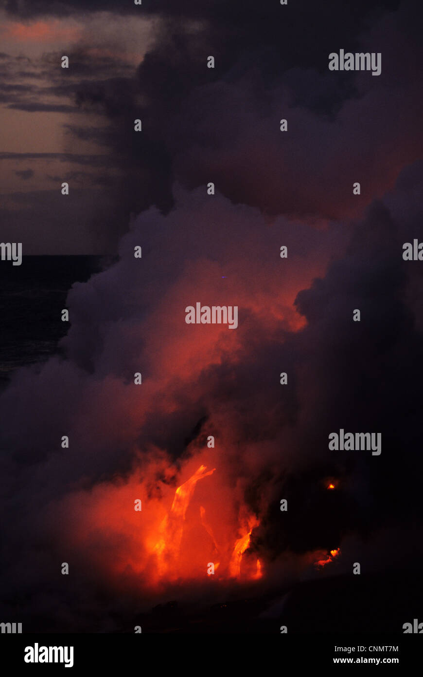 La lave qui s'écoule dans l'océan, Puu Oo évent, Kilauea Volcano Volcans, N.P., Big Island, Hawaii Banque D'Images