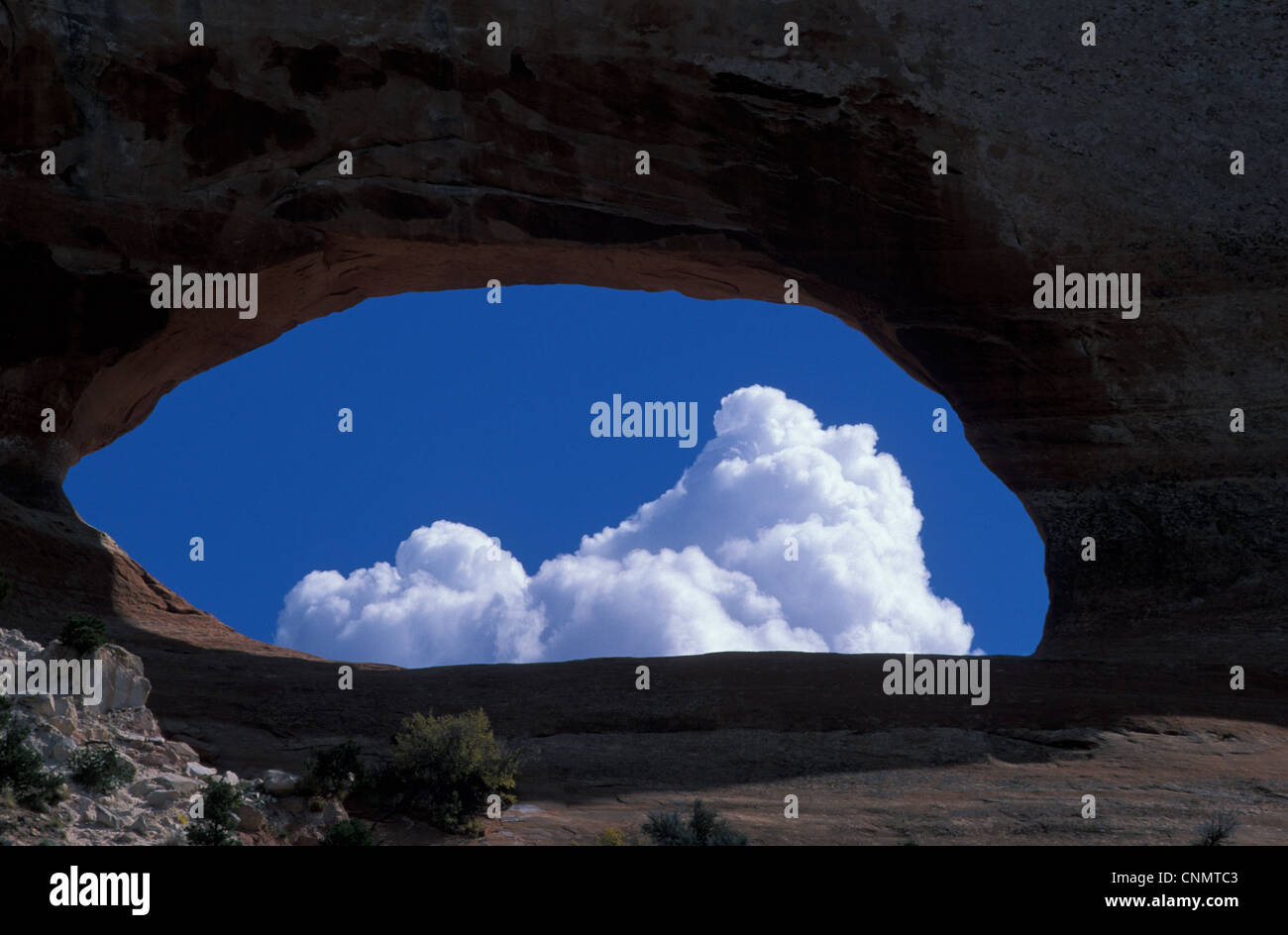 Nuages - Général La formation de nuages par Wilson Arch - Utah, USA. Banque D'Images