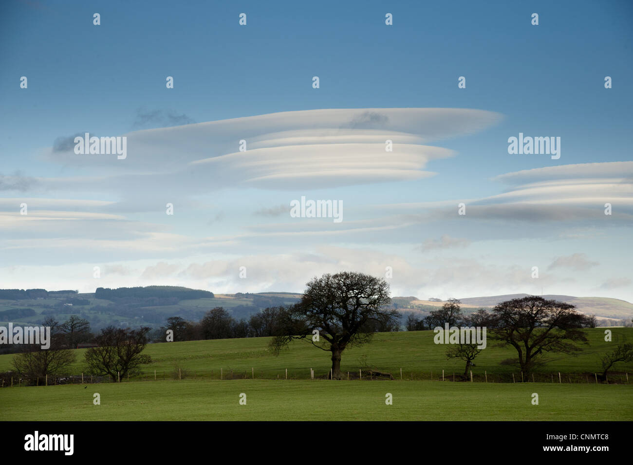 La formation de nuages inhabituels sur les terres agricoles, près de Clitheroe, Lancashire, Angleterre, décembre Banque D'Images