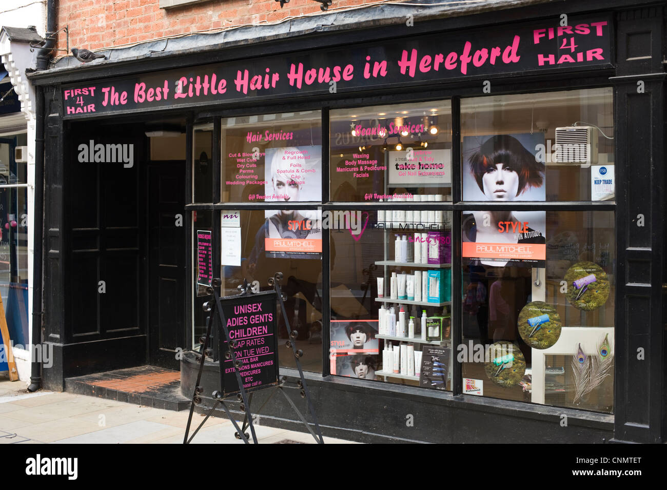 La MEILLEURE PETITE MAISON DE CHEVEUX DANS HEREFORD coiffeurs centre-ville de Hereford Herefordshire Angleterre UK Banque D'Images