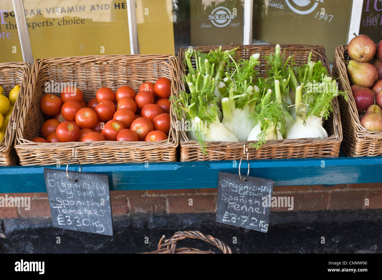 L'Espagnol les tomates et le fenouil en osier à l'extérieur de magasin en centre-ville de Hereford Herefordshire Angleterre UK Banque D'Images