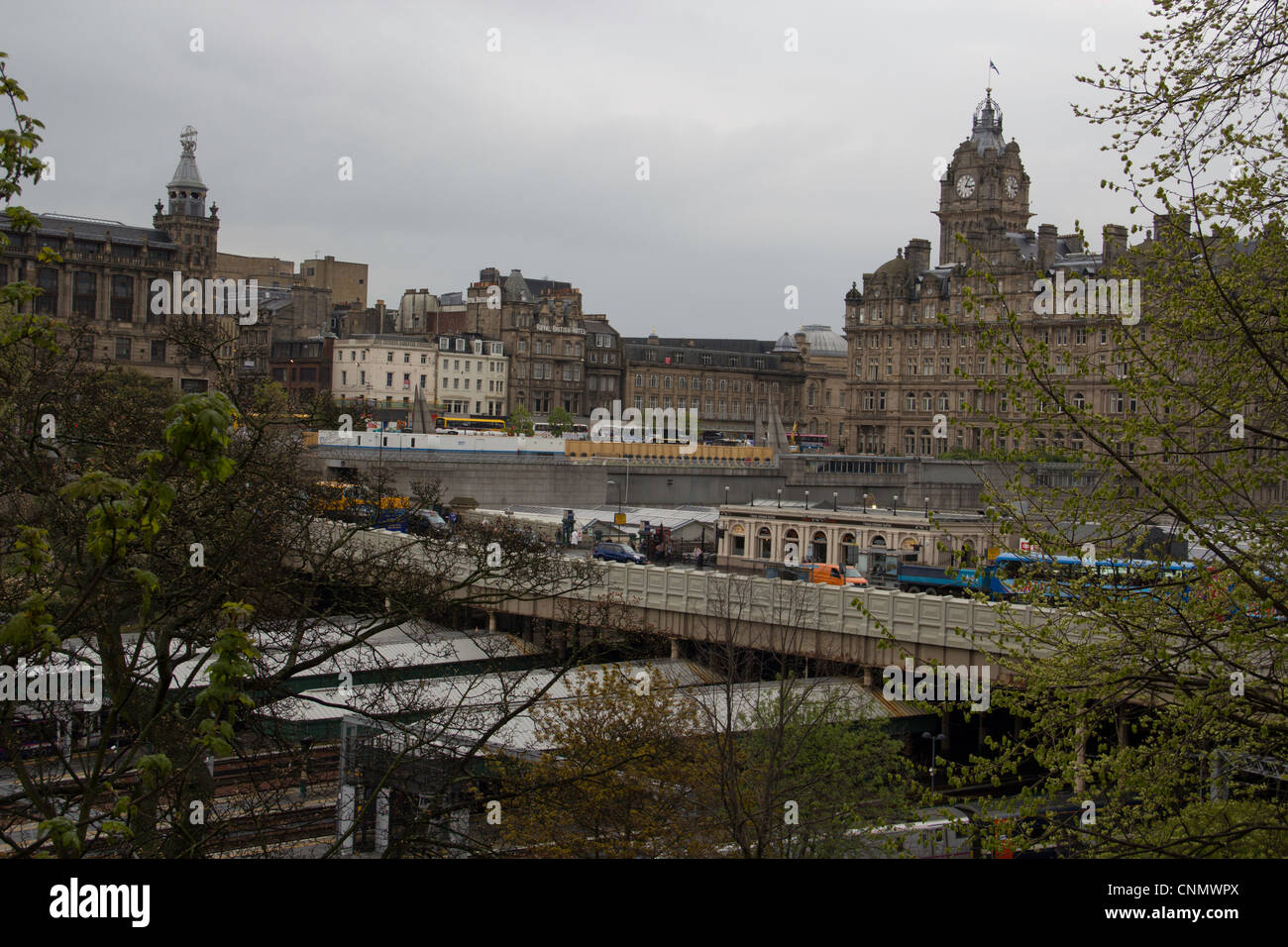 La gare de Waverley et l'horloge à Édimbourg. C'est l'Hôtel Balmoral avec les bus touristiques à côté. Banque D'Images