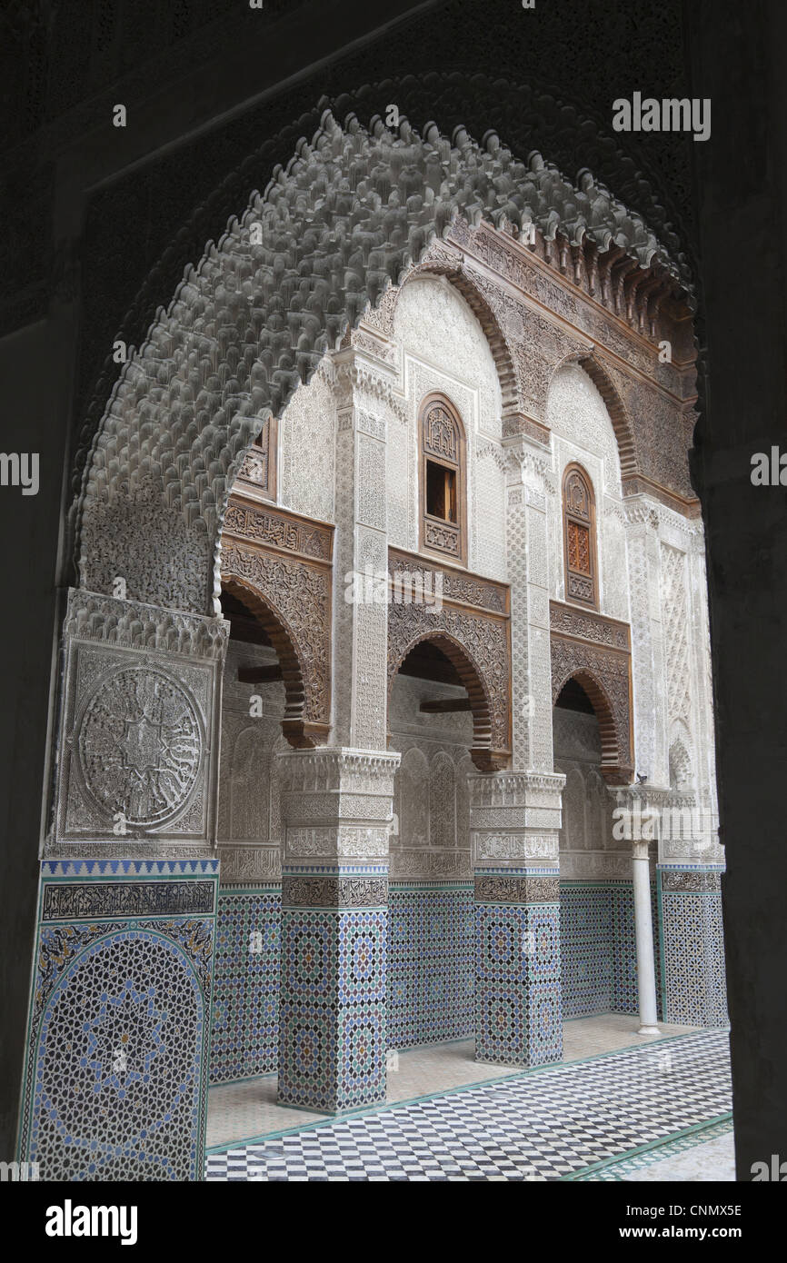 Les Madrasah cour avec porche en ville, Medersa Al-Attarine, Fes el Bali, Fes, Maroc, avril Banque D'Images