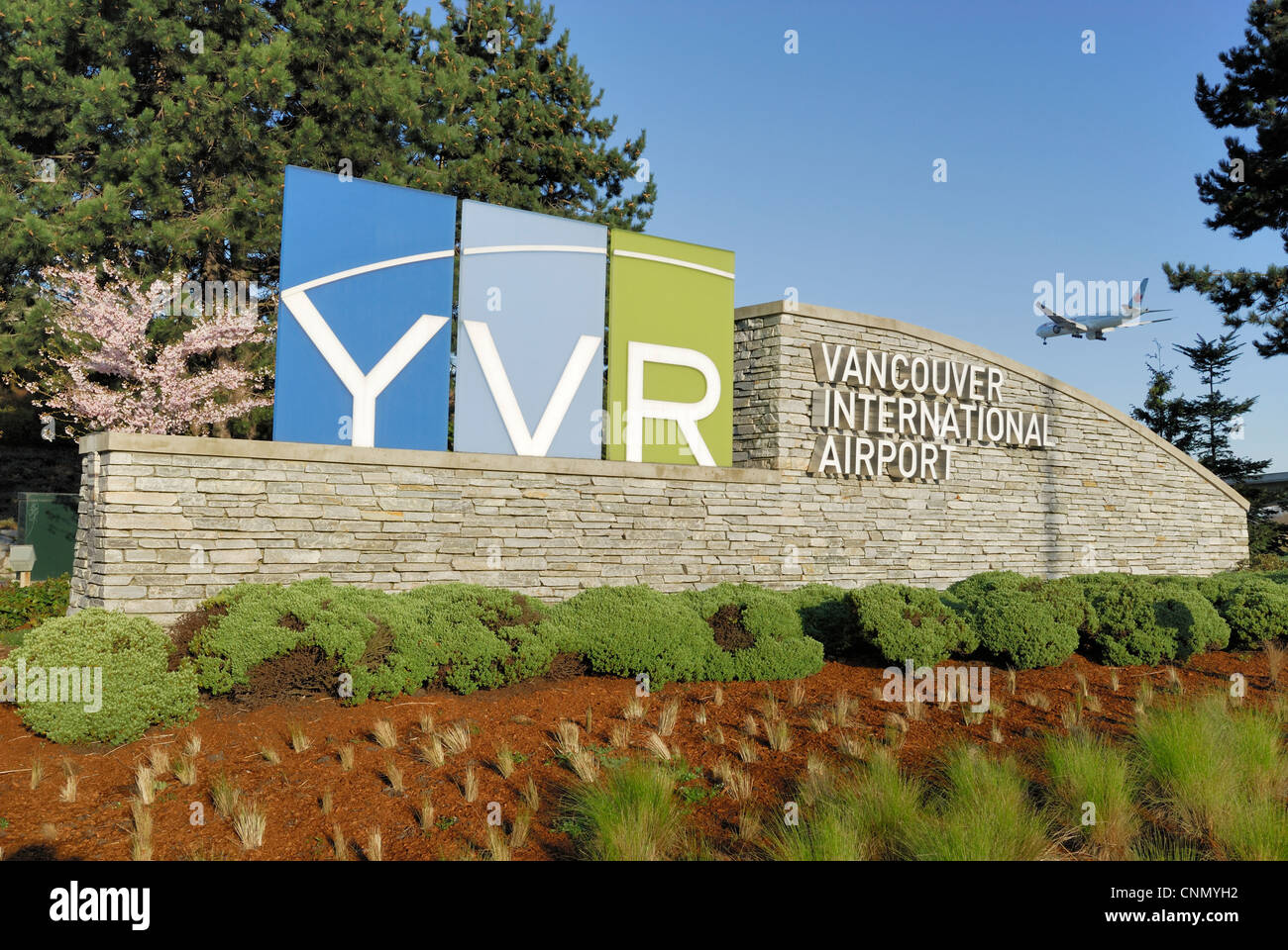Panneau à l'entrée de l'Aéroport International de Vancouver. Banque D'Images