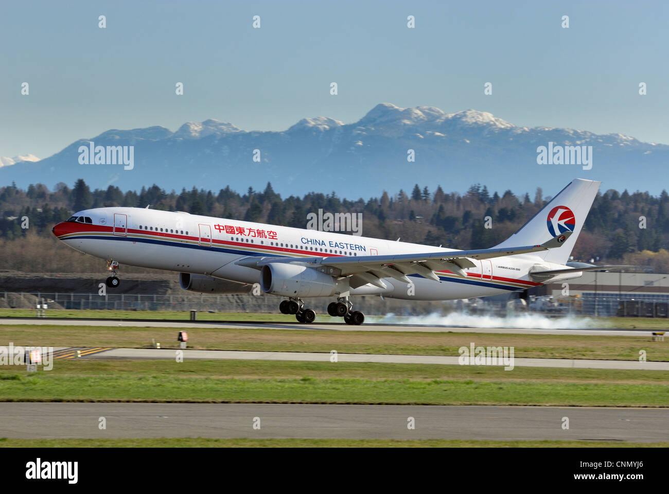 La Chine est de l'Airbus A330 (200), à l'atterrissage à l'Aéroport International de Vancouver. Banque D'Images