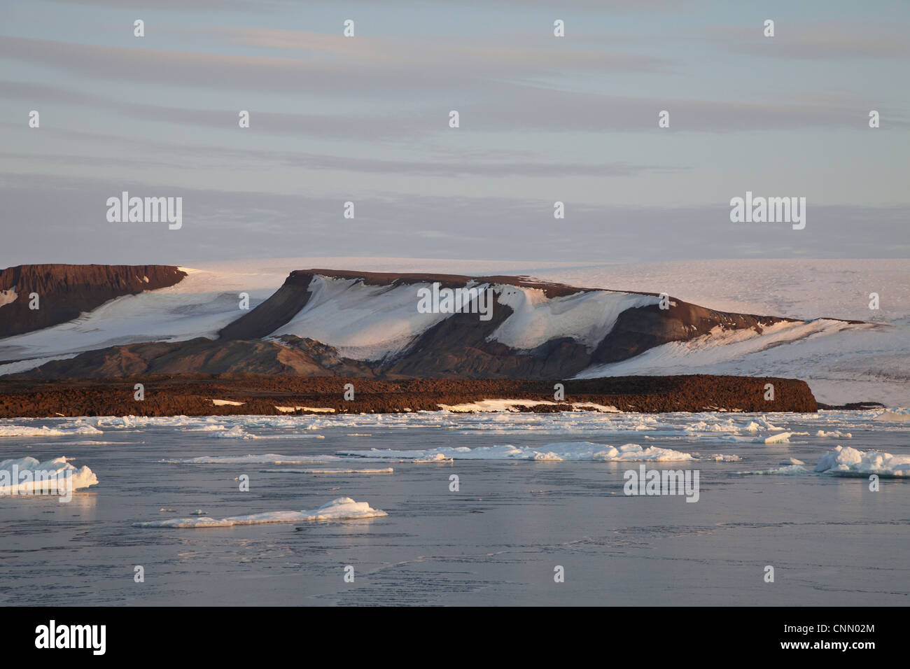 Vue sur la banquise côtière, avec des montagnes en arrière-plan, Spitsbergen, Svalbard, août Banque D'Images