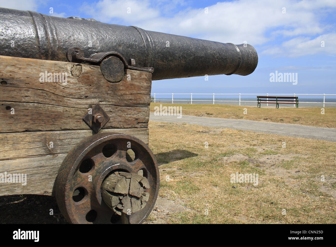 18e siècle 18-pounder pistolet sur front de mer de la ville balnéaire, Gun Hill, Southwold, Suffolk, Angleterre, mai Banque D'Images