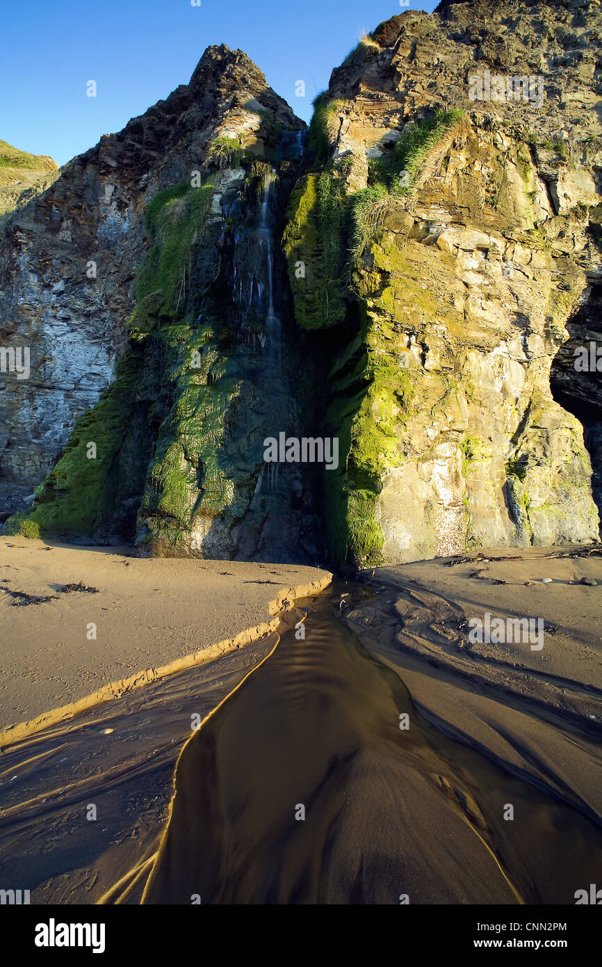 Les falaises de chute se déversant sur une plage de sable, Cascade Runswick, Runswick Bay, North Yorkshire, Angleterre, mai Banque D'Images