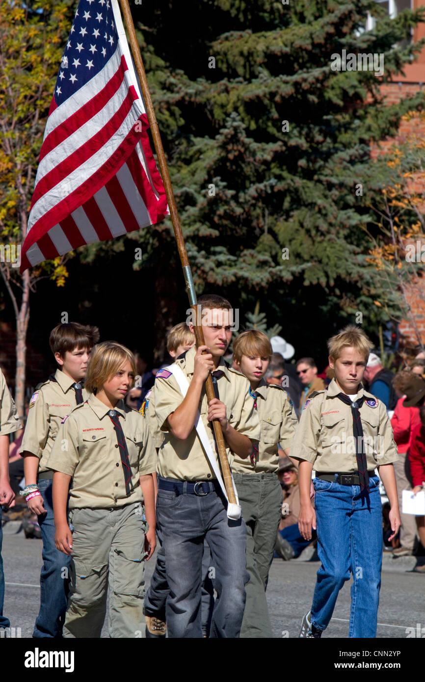Garde d'honneur des Boy Scouts de marcher sur le bord de la Parade des moutons sur la rue Main à Ketchum, Idaho, USA. Banque D'Images