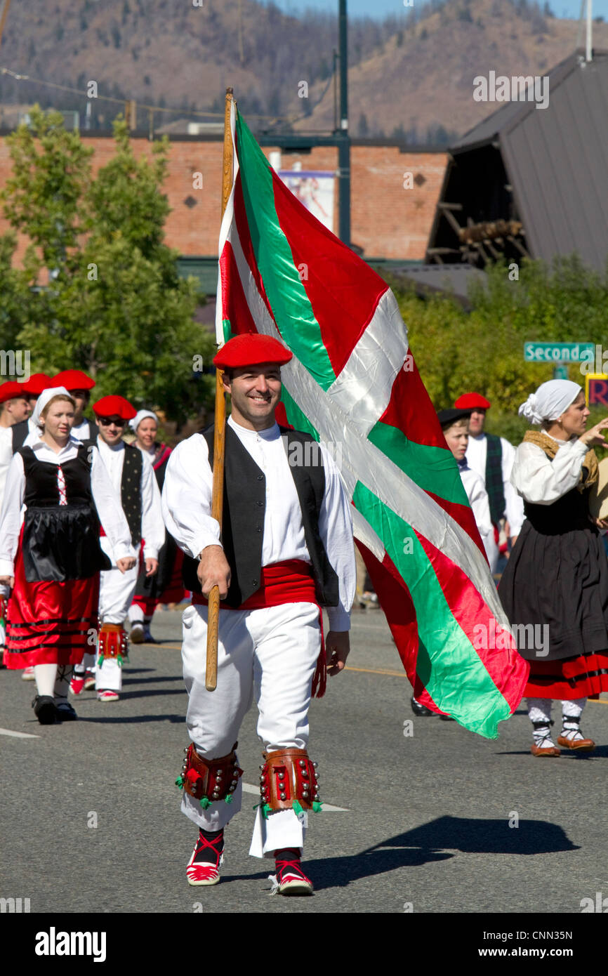 L'Oinkari danseurs basques participent à la parade de la brebis sur la rue Main à Ketchum, Idaho, USA. Banque D'Images
