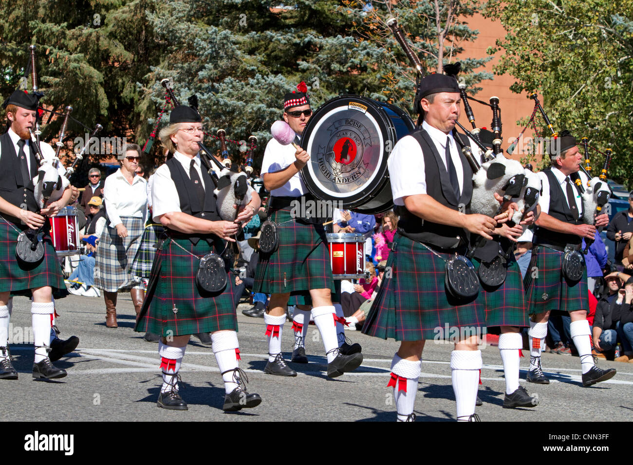 Le Boise Highlanders jouant cornemuses et tambours dans le bord du défilé des moutons sur la rue Main à Ketchum, Idaho, USA. Banque D'Images