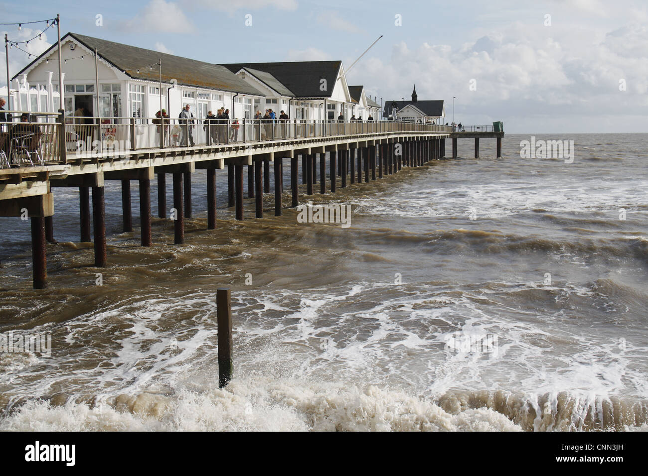 Avis de Pier restauré avec mer agitée, Southwold Pier, Southwold, Suffolk, Angleterre, octobre Banque D'Images