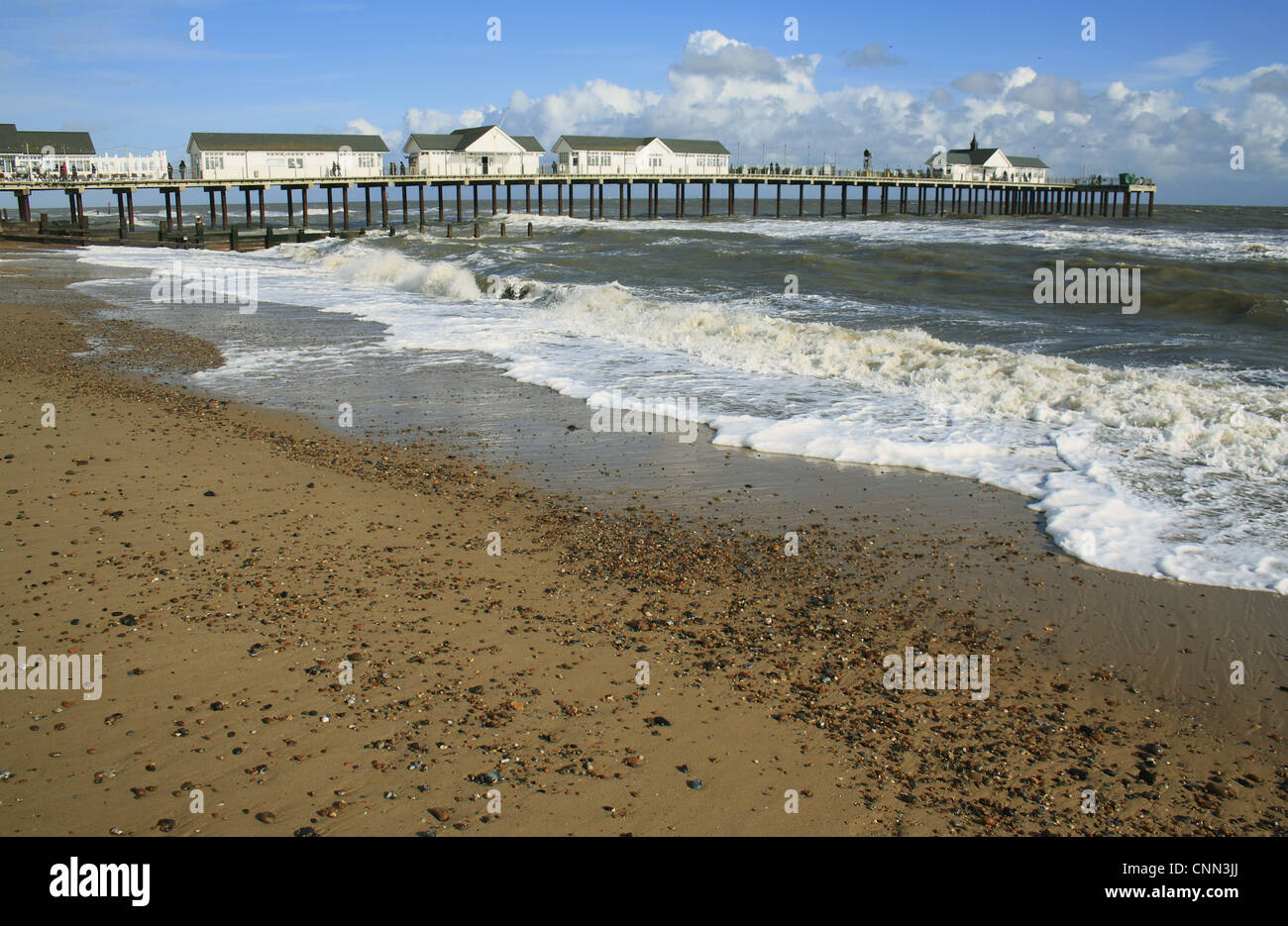 Vue sur la plage et jetée de restauré avec mer agitée, Southwold Pier, Southwold, Suffolk, Angleterre, octobre Banque D'Images