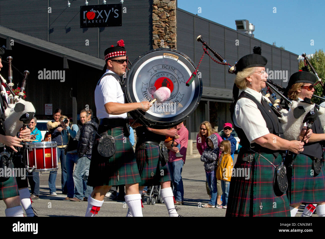 Le Boise Highlanders jouant cornemuses et tambours dans le bord du défilé des moutons sur la rue Main à Ketchum, Idaho, USA. Banque D'Images