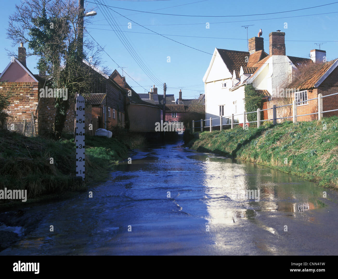 Grande-bretagne - Angleterre - Suffolk marqueur dans l'eau inondation Ford - Debenham, Suffolk Banque D'Images