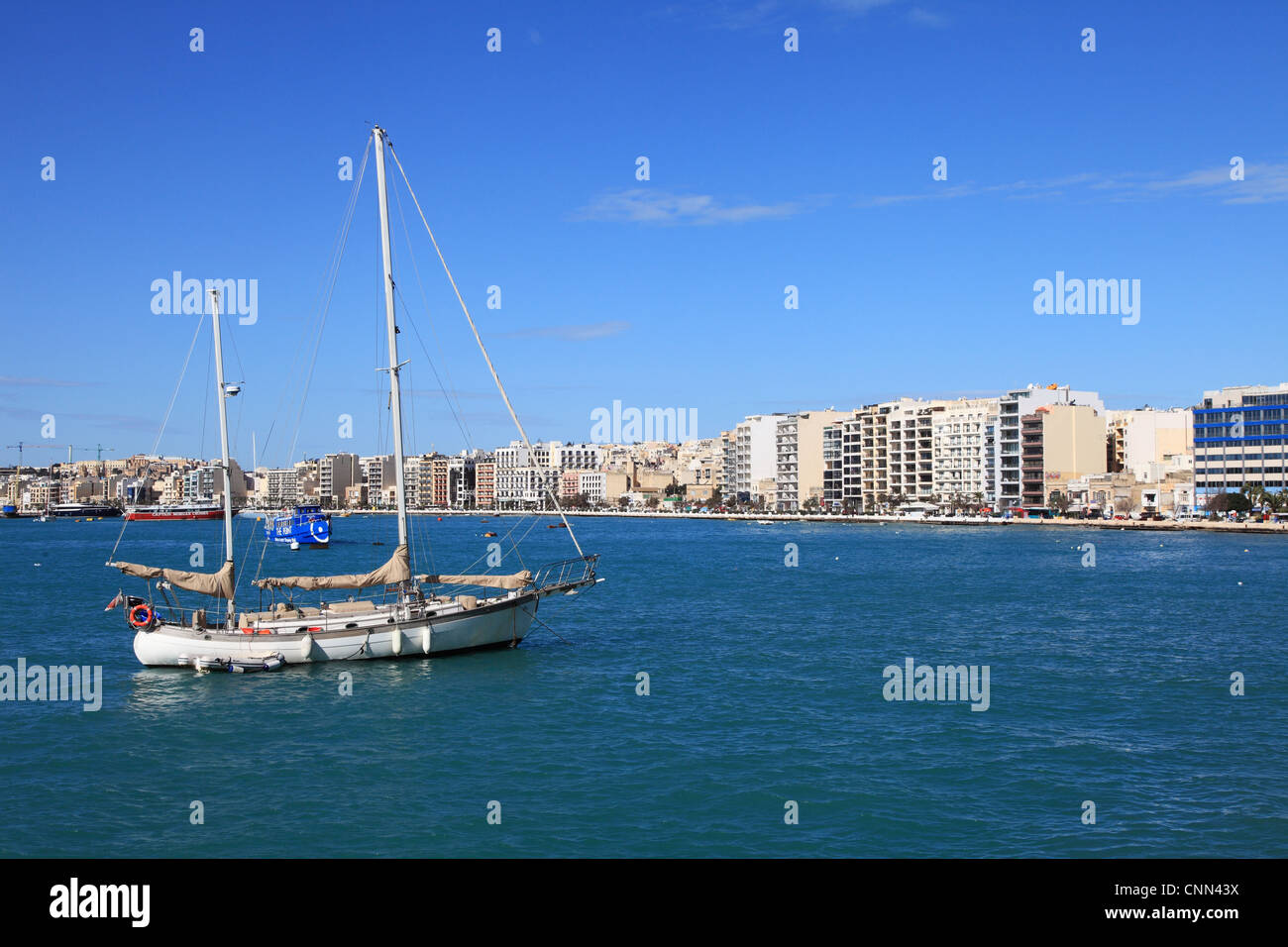 Yacht à deux mâts amarré dans la baie de Sliema, Malte Europe Banque D'Images