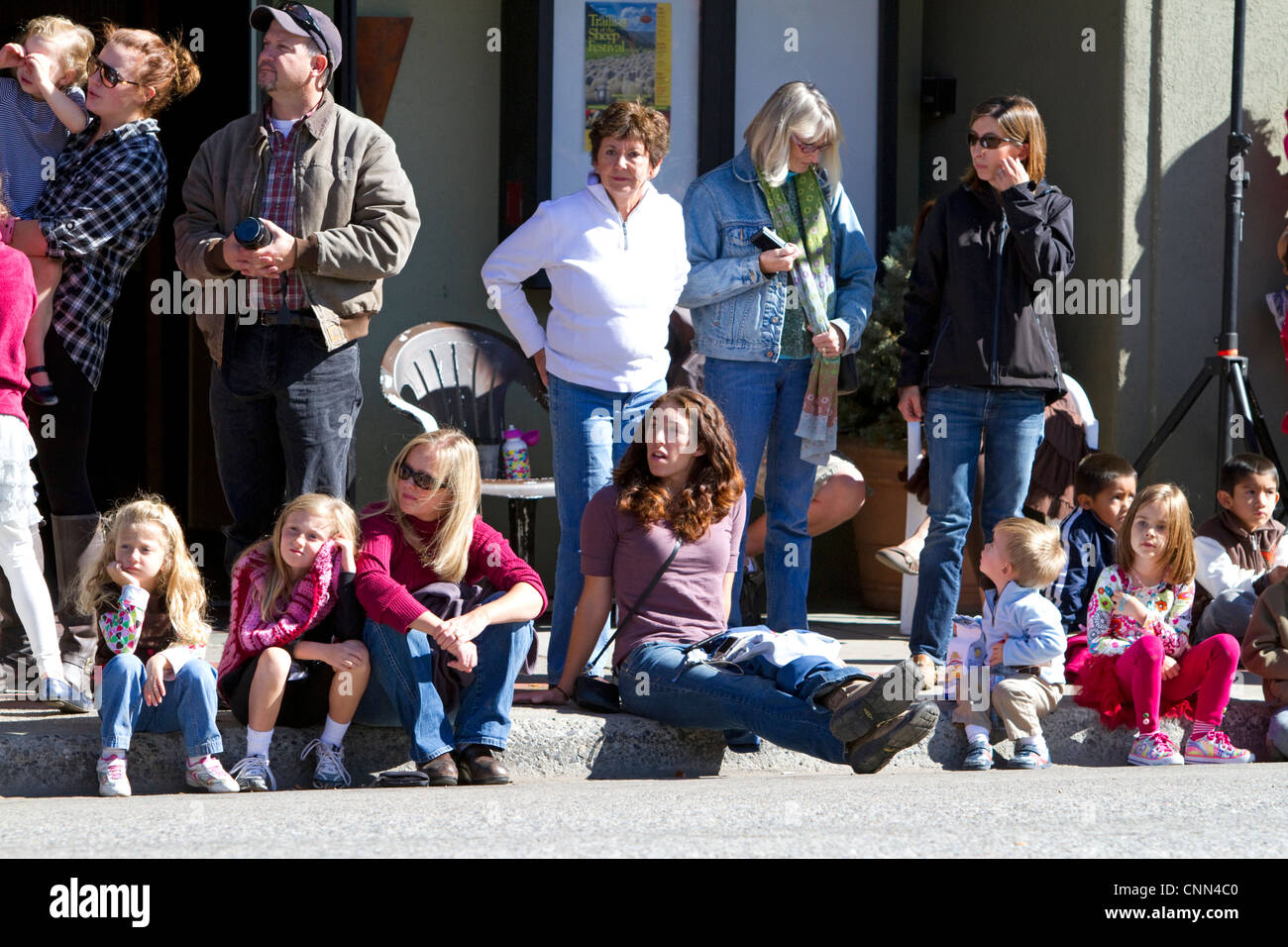 Les gens qui suivent le bord du défilé des moutons sur la rue Main à Ketchum, Idaho, USA. Banque D'Images
