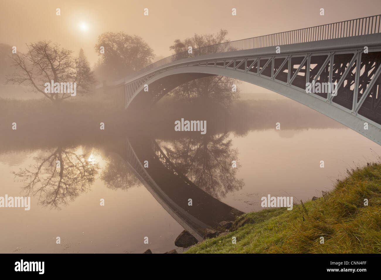 Voir pont du chemin de fer de fonte de la rivière aube brouillard Bigsweir River Wye Wye Valley border Gloucestershire Angleterre / Pays de Galles Monmouthshire Banque D'Images