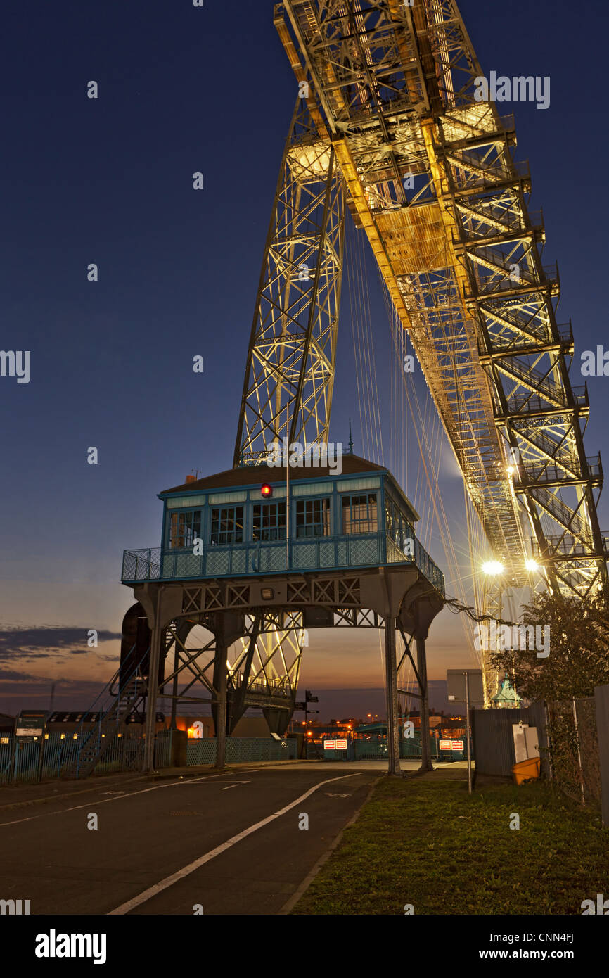 Transporter bridge over river au crépuscule, Newport Transporter Bridge, la rivière Usk, Newport, Pays de Galles, Pays de Galles, septembre Banque D'Images