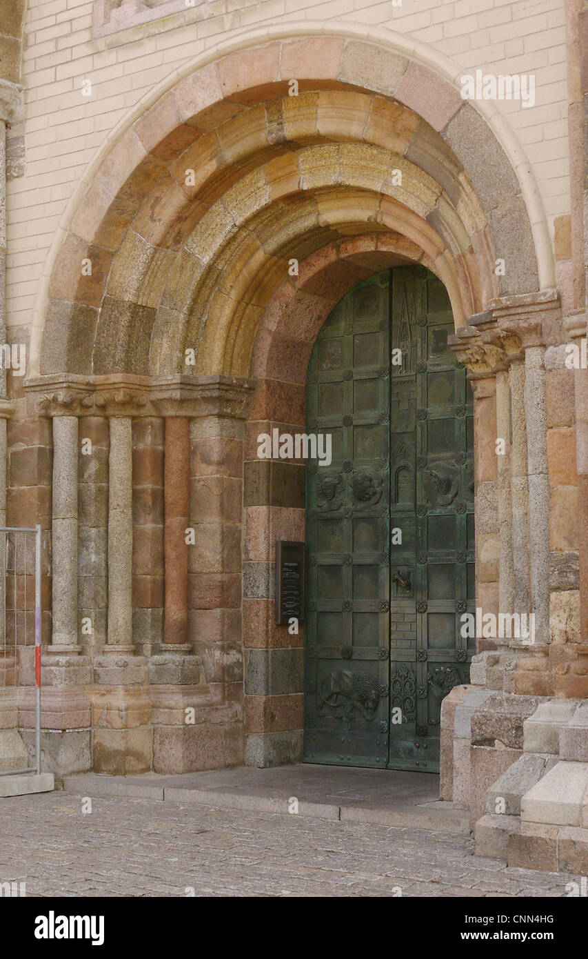 Cathédrale voûté porte dans ville historique, Cathédrale Notre Dame Maria (Maria Vor Frue Domkirke), Ribe, Jutland, Danemark, mai Banque D'Images