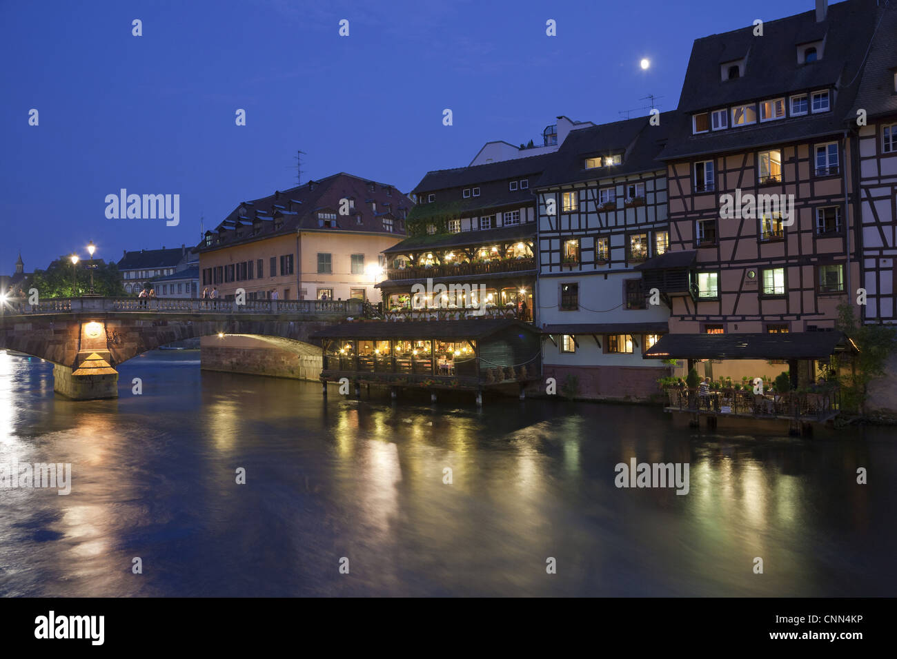 Vue sur la vieille ville avec des bâtiments à pans de bois, le pont et le canal de nuit, Strasbourg, Alsace, France, juillet Banque D'Images