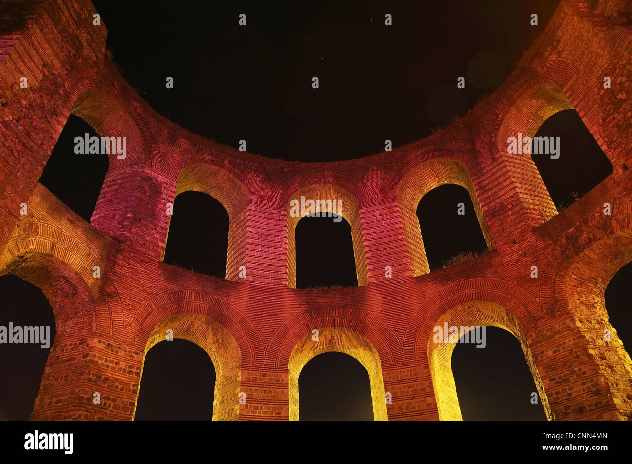 Ruines de thermes romains éclairés la nuit, Kaiserthermen (Imperial Baths), Trèves, Rhénanie-Palatinat, Allemagne, Août Banque D'Images