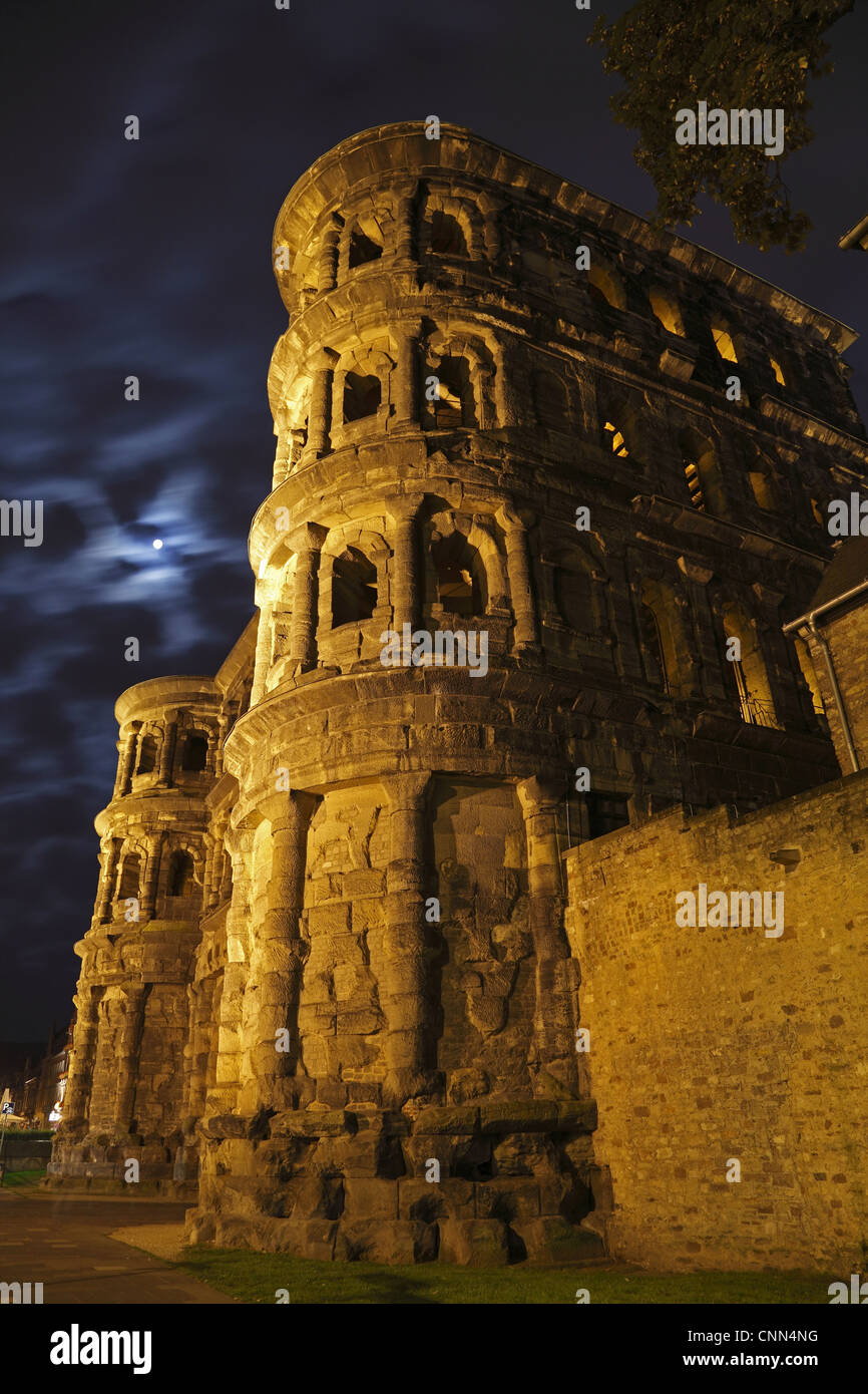 Porte de ville romaine éclairée la nuit, la Porta Nigra de Trèves, Rhénanie-Palatinat, Allemagne, octobre Banque D'Images