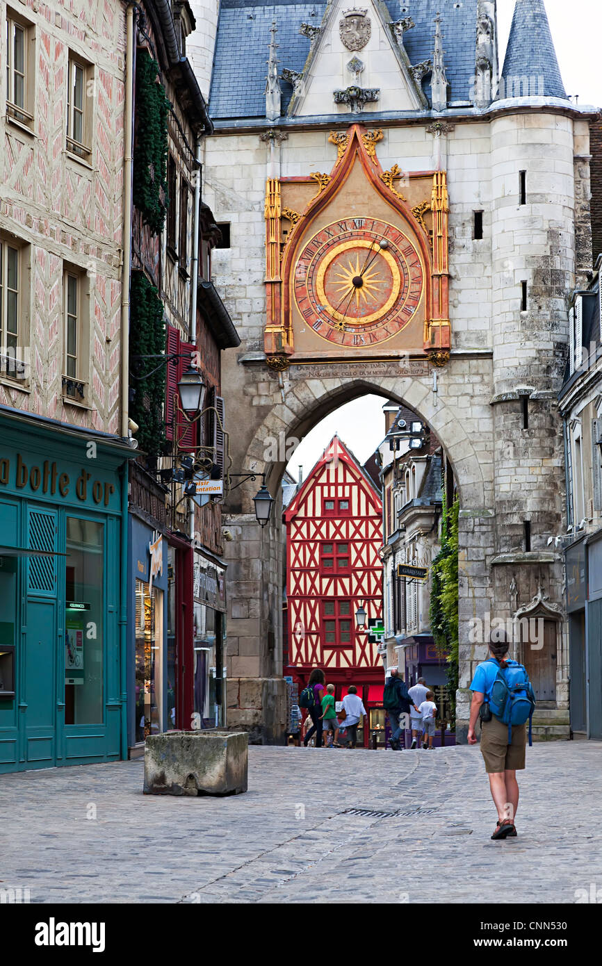 Touriste à la recherche à la tour de l'horloge, Auxerre, Bourgogne, France Banque D'Images