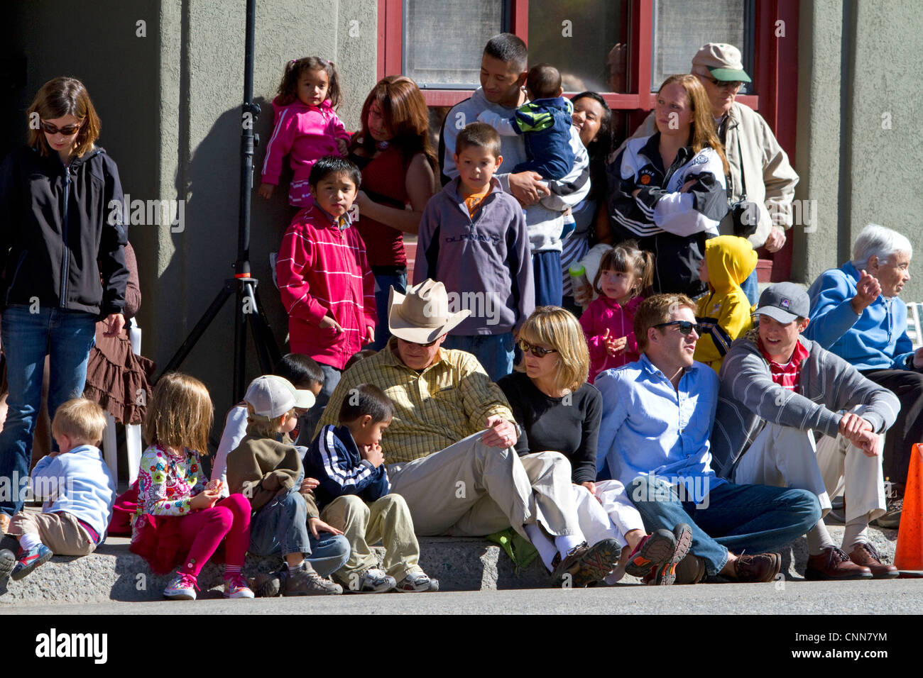 Les gens qui suivent le bord du défilé des moutons sur la rue Main à Ketchum, Idaho, USA. Banque D'Images
