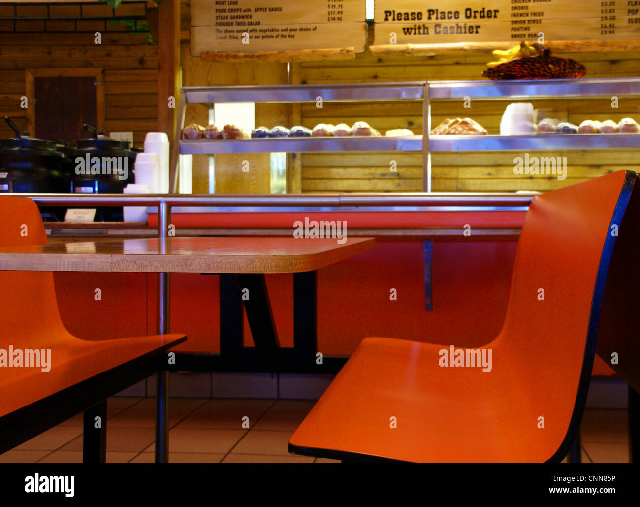 L'orange vif des tables et des bancs en bordure d'une cafétéria ; aire de repos le long de Columbia Icefield Parkway, Alberta, Canada Banque D'Images