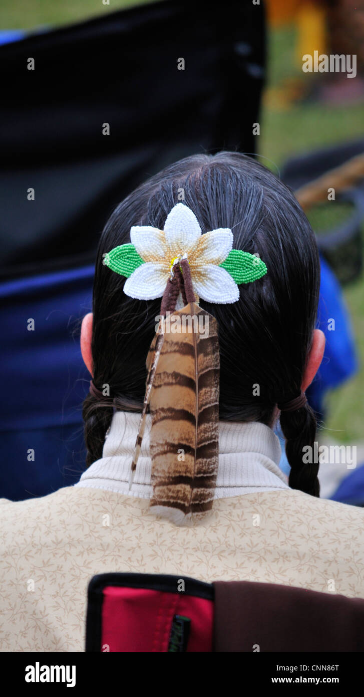 Ornement de cheveux avec fleur et plumes de Turquie portés par une femme à l'Ormond Beach Native American Festival, Janvier 2012 Banque D'Images