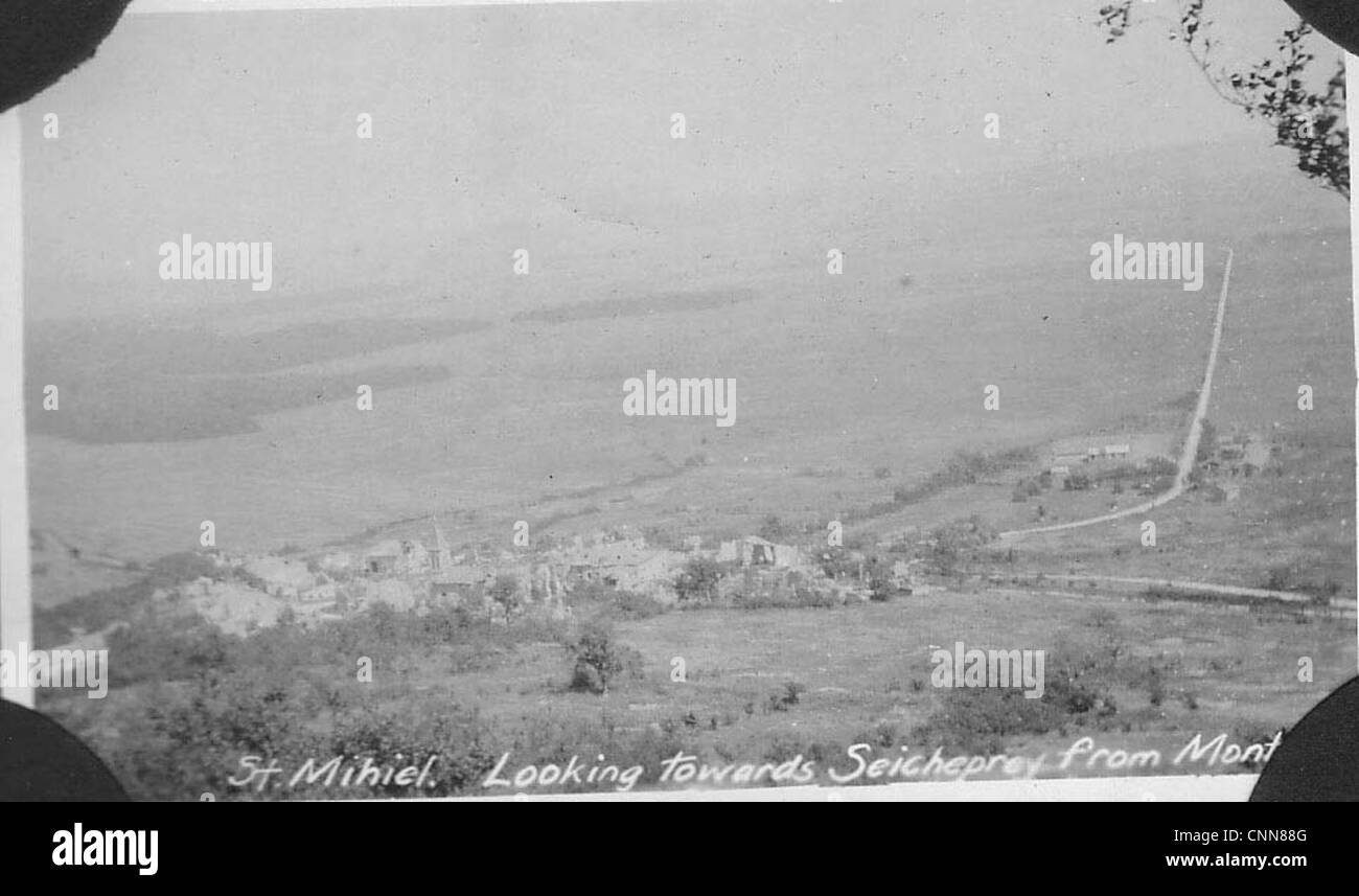 Une collection de photographies d'archives et de cartes postales de la première Guerre mondiale de 1915 à 1917, présentant des images de la guerre des tranchées et du Royal Flying corps en action. Banque D'Images