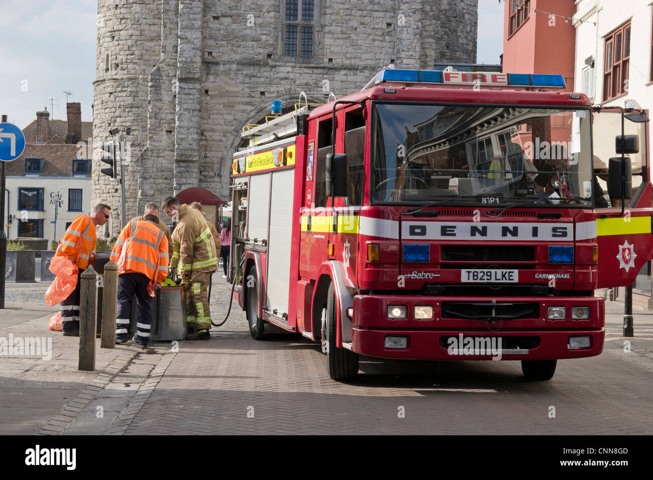 Fire Brigade on Call Centre-ville petit feu dans la poubelle. Les Services d'urgence Banque D'Images