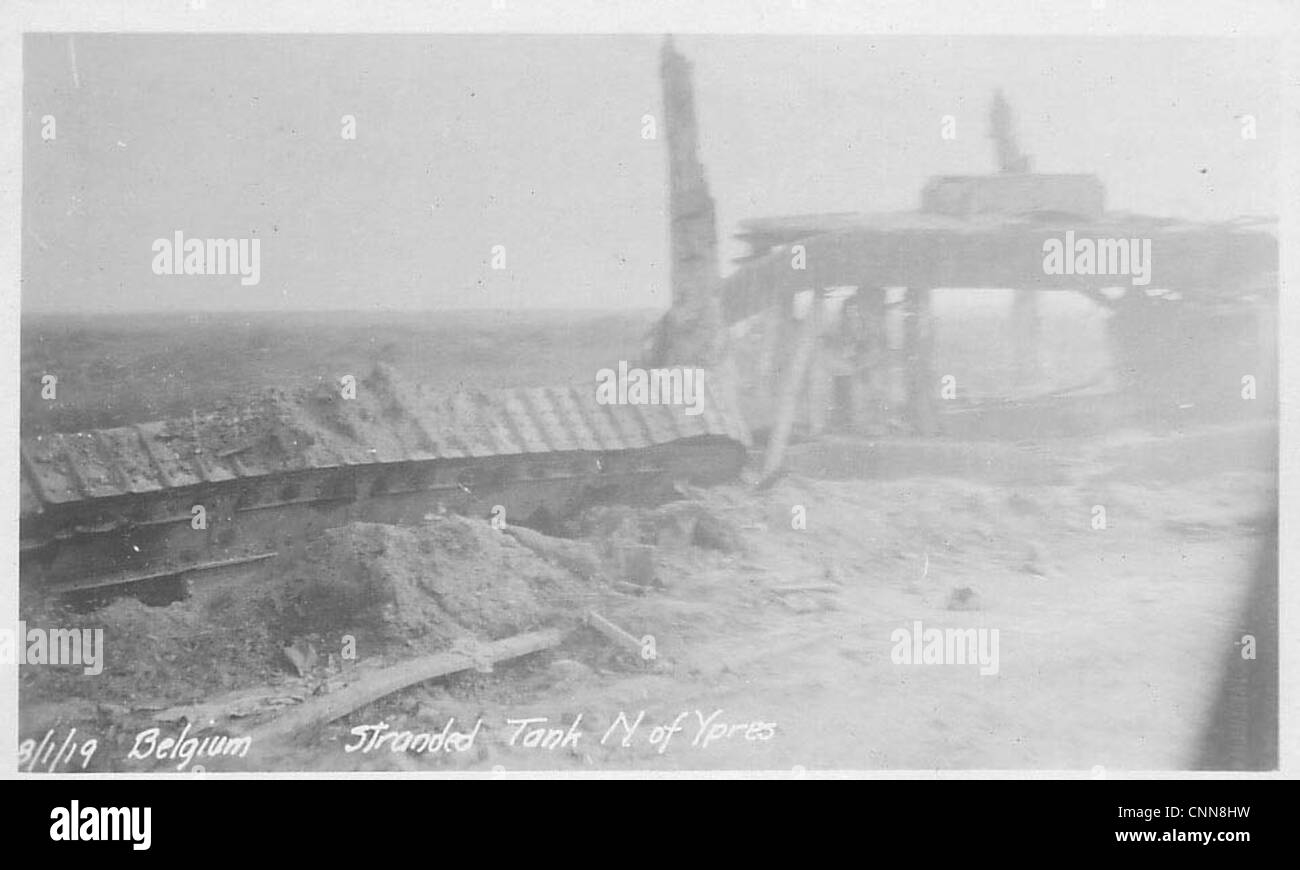 Une collection de photos d'archives et de cartes postales de la première Guerre mondiale datant de 1915-1917 représentant la guerre des tranchées et le Royal Flying corps, montrant le conflit brutal et les opérations militaires. Banque D'Images