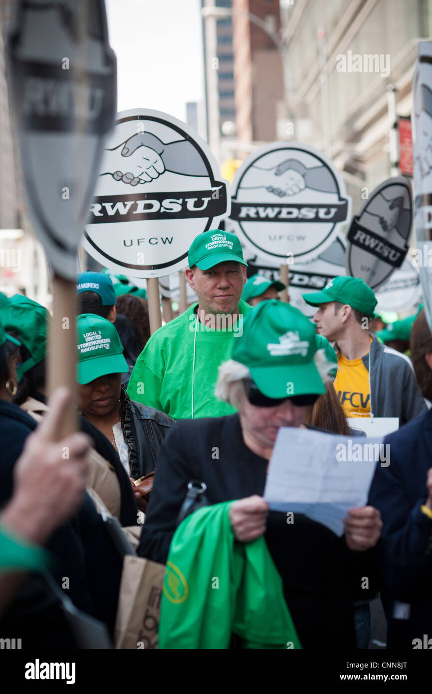 Les membres de l'Union rassemblement devant le grand magasin Bloomingdale's à New York Banque D'Images