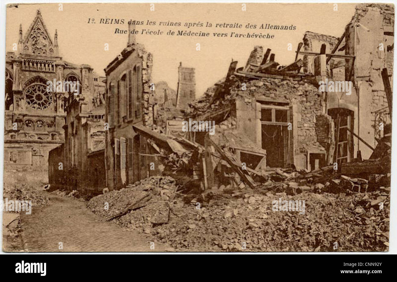 Archivez des photos et des cartes postales de la première Guerre mondiale, capturant la guerre des tranchées, le Royal Flying corps et les soldats engagés dans des combats intenses de 1915 à 1917. Banque D'Images