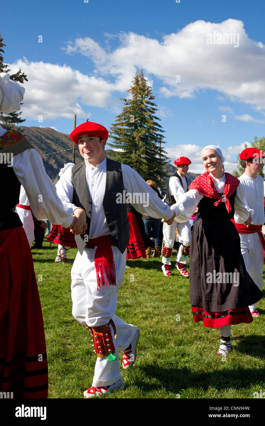 L'Oinkari danseurs Basque sur le bord arrière de la brebis Festival à Hailey, Idaho, USA. Banque D'Images