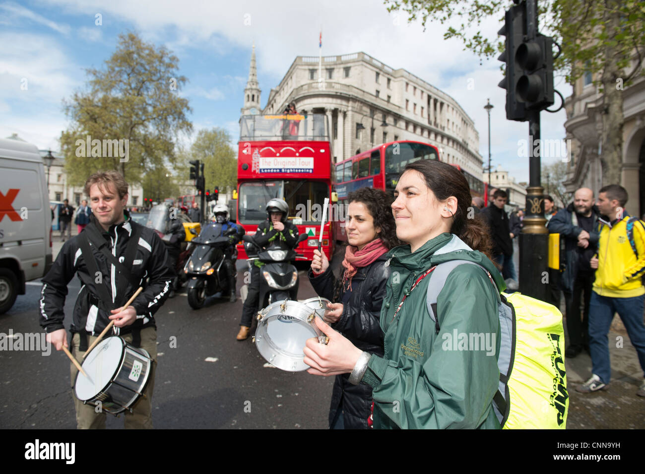 Mobilité manifestants bloquer la route par Trafalgar Square, le centre de Londres pour protester contre les coupures du gouvernement qui les affectent. Banque D'Images