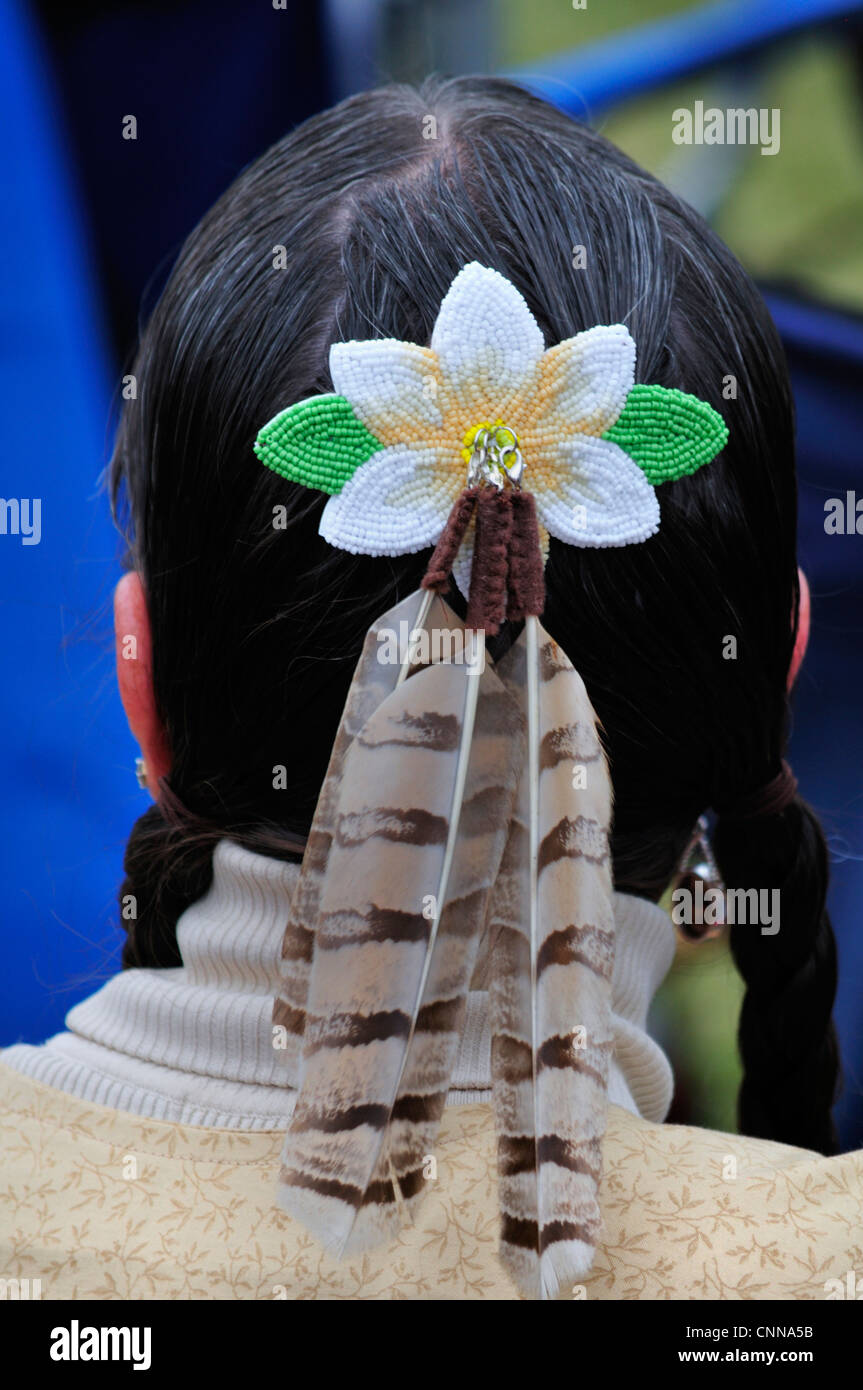 Ornement de cheveux avec fleur et plumes de Turquie portés par une femme à l'Ormond Beach Native American Festival, Janvier 2012 Banque D'Images