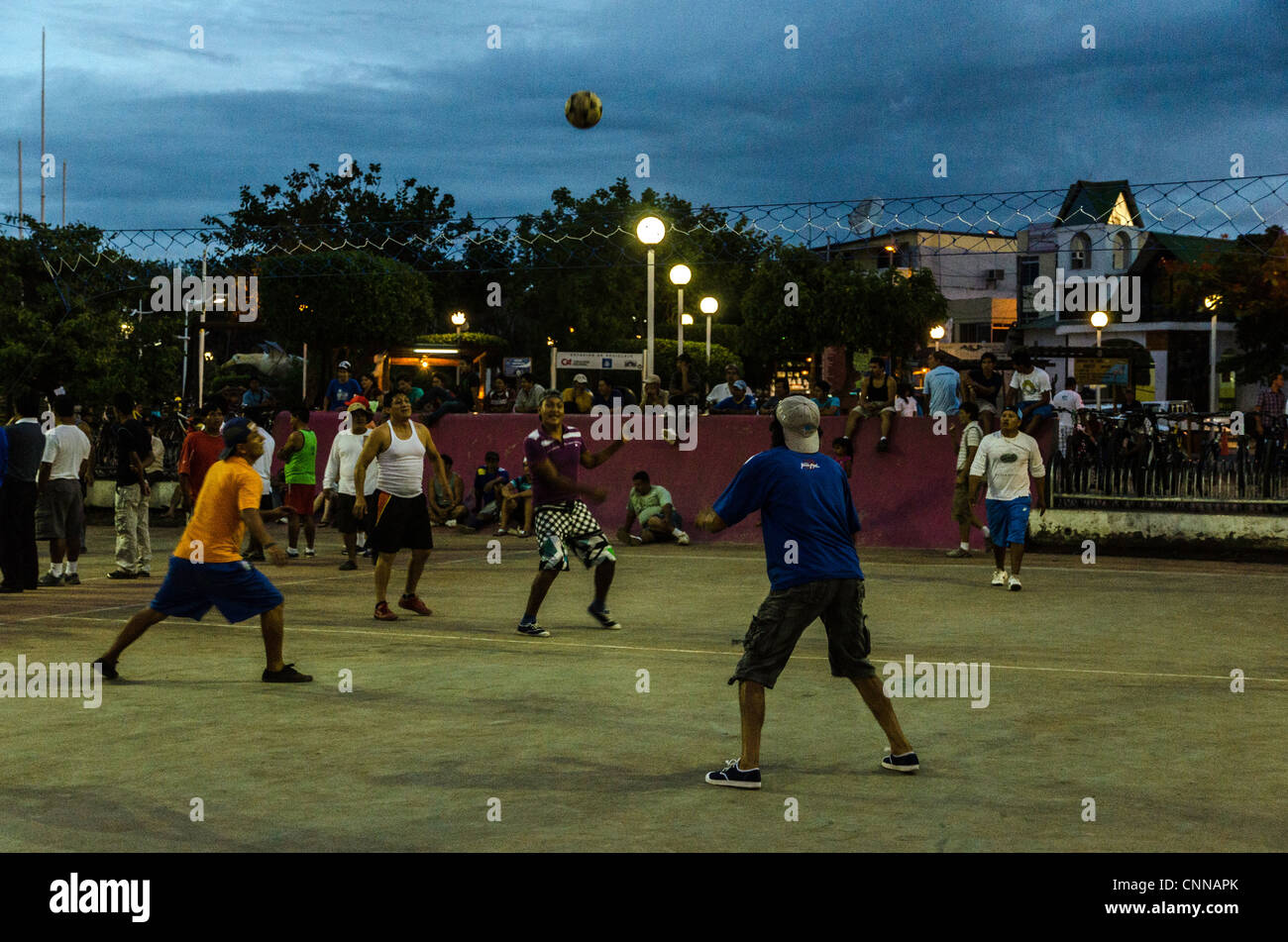 Les sections locales de jouer volley ball sport national de l'île de Santa Cruz Îles Galápagos Îles Galapagos Équateur Amérique du Sud Banque D'Images