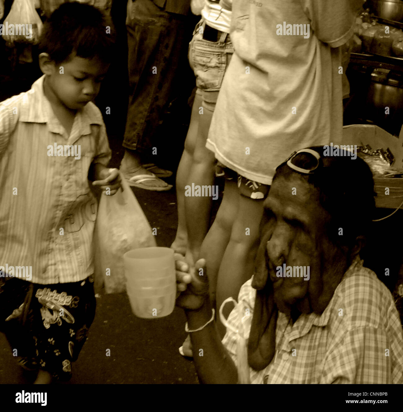 Dame déformé la mendicité pour l'argent , rues de Bangkok, Thaïlande Banque D'Images